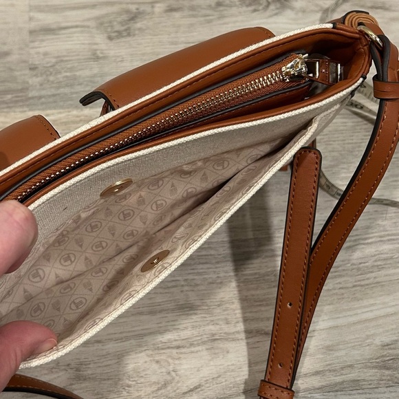 NEW London Fog Evelyn Medium Crossbody Purse Bag Cream Canvas Tan Faux Leather - Picture 11 of 12